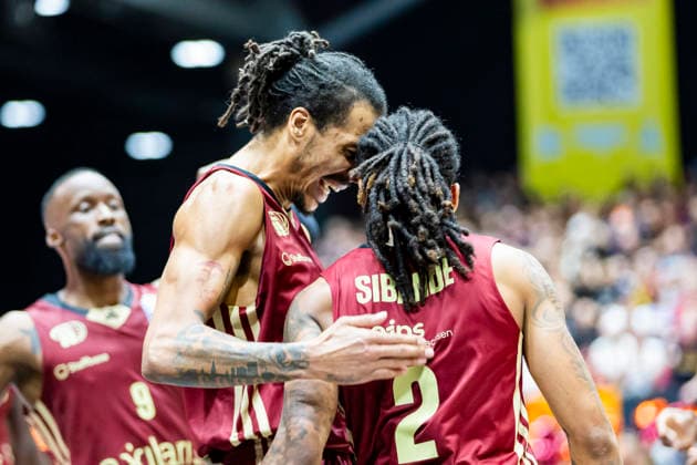20.12.2025, xomx, Basketball easyCredit BBL Bundesliga, NINERS Chemnitz - Rostock Seawolves v.l. Kevin Yebo (Niners Chemnitz) und Nike Sibande (Niners Chemnitz) jubel Chemnitz