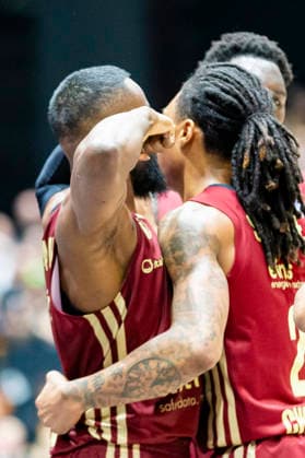 20.12.2025, xomx, Basketball easyCredit BBL Bundesliga, NINERS Chemnitz - Rostock Seawolves v.l. John Newman III (Niners Chemnitz) und Nike Sibande (Niners Chemnitz) jubel Chemnitz