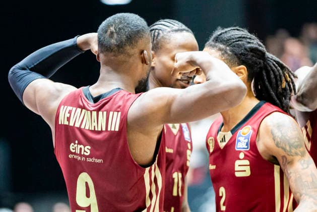 20.12.2025, xomx, Basketball easyCredit BBL Bundesliga, NINERS Chemnitz - Rostock Seawolves v.l. John Newman III (Niners Chemnitz) und Nike Sibande (Niners Chemnitz) jubel Chemnitz