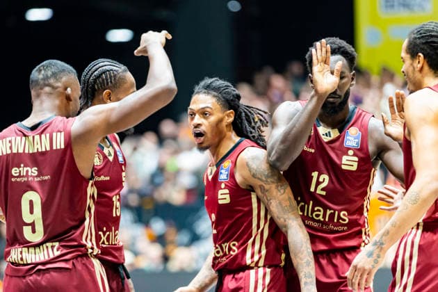 20.12.2025, xomx, Basketball easyCredit BBL Bundesliga, NINERS Chemnitz - Rostock Seawolves v.l. John Newman III (Niners Chemnitz) und Nike Sibande (Niners Chemnitz) jubel. Amadou Sow (Niners Chemnitz) Chemnitz