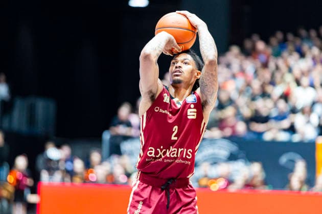 20.12.2025, xomx, Basketball easyCredit BBL Bundesliga, NINERS Chemnitz - Rostock Seawolves v.l. Nike Sibande (Niners Chemnitz) am Ball. Portrait, Portraet, Chemnitz