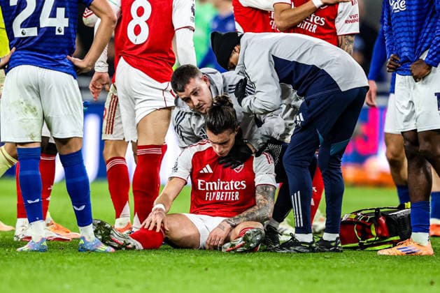 Premier League Everton v Arsenal Riccardo Calafiori of Arsenal receives treatment during the Premier League match Everton vs Arsenal at Hill Dickinson Stadium, Liverpool, United Kingdom, 20th December 2025 (Photo by Alfie Cosgrove News Images) Liverpool Hill Dickinson Stadium Merseyside United Kingdom Copyright: xAlfiexCosgrove NewsxImagesx