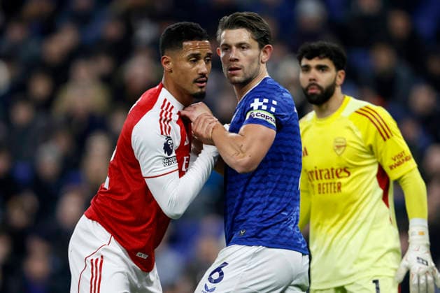 Everton v Arsenal - Premier League William Saliba of Arsenal and James Tarkowski of Everton in action during the Premier League match between Everton and Arsenal at Hill Dickinson on December 20, 2025 in Liverpool, England. Liverpool Hill Dickinson Stadium England United Kingdom Copyright: xRichardxSellers Sportsphoto APLx 14144754