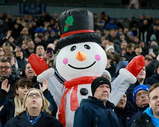 Everton v Arsenal - Premier League Everton supporter dressed as a snowman in the stand during the Premier League match between Everton and Arsenal at Hill Dickinson on December 20, 2025 in Liverpool, England. Liverpool Hill Dickinson Stadium England United Kingdom Copyright: xRichardxSellers Sportsphoto APLx 14144760