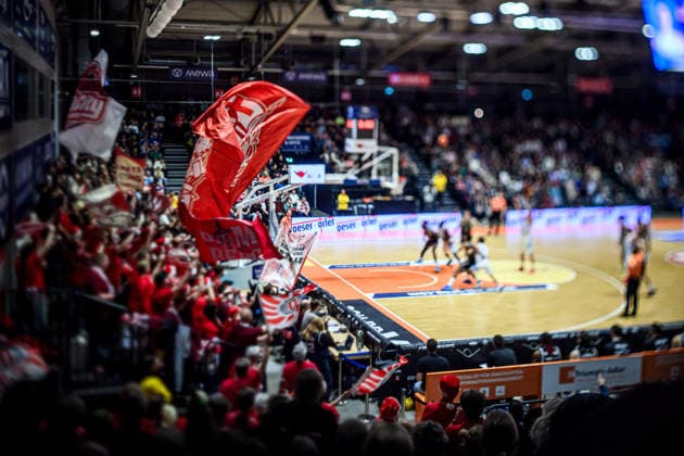easycredit BBL Basketball Bundesliga 2025 2026 11. Spieltag 20.12.2025 Science City Jena vs BMA365 Bamberg Baskets Zahlreiche mitgereiste Bambergfans feuern ihr Team an. Tilt Shift Aufnahme Sparkassen Arena