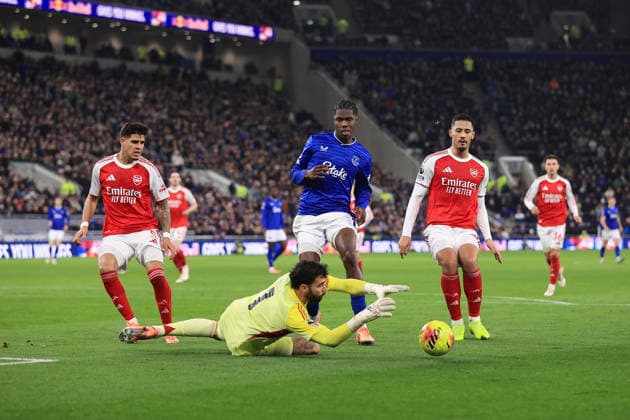 Football - Premier League - Everton v Arsenal 20th December 2025 - Premier League - Everton v Arsenal - Arsenal goalkeeper David Raya slides out to claim the ball ahead of Thierno Barry of Everton and teammates Piero Hincapie of Arsenal (L) and William Saliba of Arsenal (R) - Photo: Simon Stacpoole Offside. Liverpool UK Copyright: xSimonxStacpoolexOffside