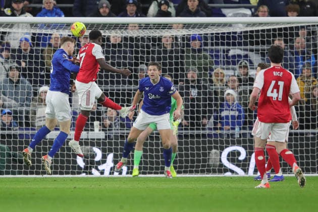 Everton v Arsenal, Premier League Bukayo Saka of Arsenal and Jake O™Brien of Everton during the Premier League match between Everton and Arsenal at Hill Dickinson Stadium, Liverpool, England on 20 December 2025. Liverpool Hill Dickinson Stadium Merseyside UK Editorial use only DataCo restrictions apply See www.football-dataco.com , Copyright: xAlunxRobertsx PSI-23456-0045
