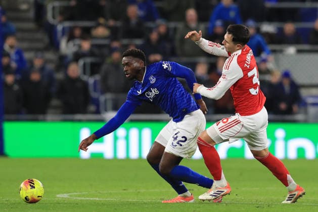 20th December 2025; Hill Dickinson Stadium, Liverpool, England; Premier League Football, Everton versus Arsenal; Tim Iroegbunam of Everton holds off a challenge from Martin Zubimendi of Arsenal  DavidxBlunsden