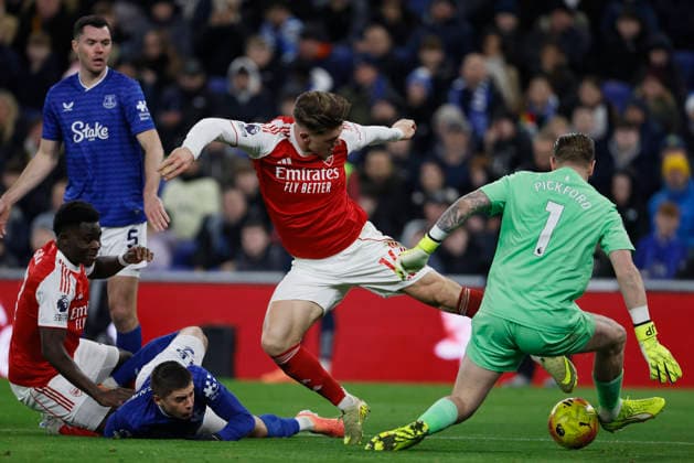 Everton v Arsenal - Premier League Jordan Pickford, goalkeeper of Everton stops Viktor Gyokeres of Arsenal from scoring during the Premier League match between Everton and Arsenal at Hill Dickinson on December 20, 2025 in Liverpool, England. Liverpool Hill Dickinson Stadium England United Kingdom Copyright: xRichardxSellers Sportsphoto APLx 14144761