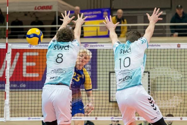 1.Volleyball Bundesliga -Saison 2025 2026 Cerebricks Volley Goats Mitteldeutschland vs.SWD Powervolleys Düren Halle, Deutschland 20. Dezember 2025: Im Bild:v.li.Robin Baghdady (Dueren),Samuel Schellenberg (Bitterfeld) und Petteri Samuli Tyynismaa (Dueren) Halle Saale swh.Arena Sachsen-Anhalt Deutschland