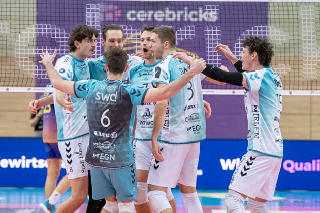 1.Volleyball Bundesliga -Saison 2025 2026 Cerebricks Volley Goats Mitteldeutschland vs.SWD Powervolleys Düren Halle, Deutschland 20. Dezember 2025: Im Bild:Die Mannschaft von Dueren jubelt ueber einen Punktgewinn, Jubel, Freude, Emotion, Halle Saale swh.Arena Sachsen-Anhalt Deutschland