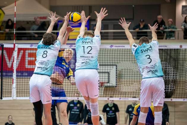1.Volleyball Bundesliga -Saison 2025 2026 Cerebricks Volley Goats Mitteldeutschland vs.SWD Powervolleys Düren Halle, Deutschland 20. Dezember 2025: Im Bild:v.li.Robin Baghdady (Dueren), Samuel Schellenberg (Bitterfeld), Siebe Korenblek (Dueren) und Joris Benjamin Berkhout (Dueren) Halle Saale swh.Arena Sachsen-Anhalt Deutschland