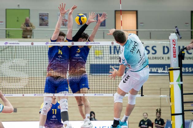 1.Volleyball Bundesliga -Saison 2025 2026 Cerebricks Volley Goats Mitteldeutschland vs.SWD Powervolleys Düren Halle, Deutschland 20. Dezember 2025: Im Bild:v.li.Dax Tompkins (Bitterfeld), Sebastian Lara (Bitterfeld) und Jordan Alexander Canham (Dueren) Halle Saale swh.Arena Sachsen-Anhalt Deutschland