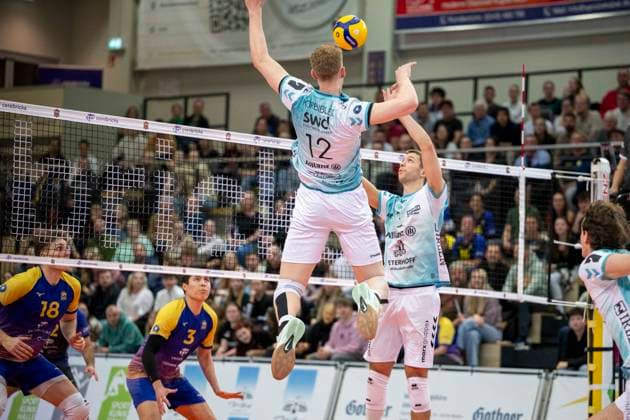 1.Volleyball Bundesliga -Saison 2025 2026 Cerebricks Volley Goats Mitteldeutschland vs.SWD Powervolleys Düren Halle, Deutschland 20. Dezember 2025: Im Bild:v.li.Dax Tompkins (Bitterfeld), Sebastian Lara (Bitterfeld), Siebe Korenblek (Dueren) und Joris Benjamin Berkhout (Dueren) Halle Saale swh.Arena Sachsen-Anhalt Deutschland