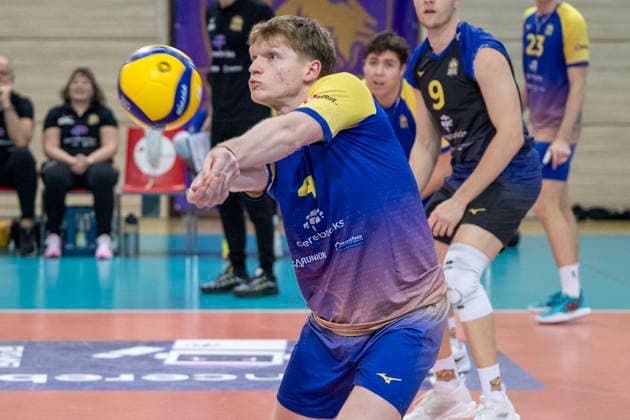 1.Volleyball Bundesliga -Saison 2025 2026 Cerebricks Volley Goats Mitteldeutschland vs.SWD Powervolleys Düren Halle, Deutschland 20. Dezember 2025: Im Bild:Tom Borchert (Bitterfeld) mit Ball, Halle Saale swh.Arena Sachsen-Anhalt Deutschland