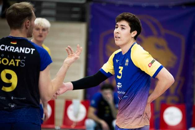 1.Volleyball Bundesliga -Saison 2025 2026 Cerebricks Volley Goats Mitteldeutschland vs.SWD Powervolleys Düren Halle, Deutschland 20. Dezember 2025: Im Bild:Sebastian Lara (Bitterfeld) Verletzt, Verletzung, Schmerzen, Halle Saale swh.Arena Sachsen-Anhalt Deutschland