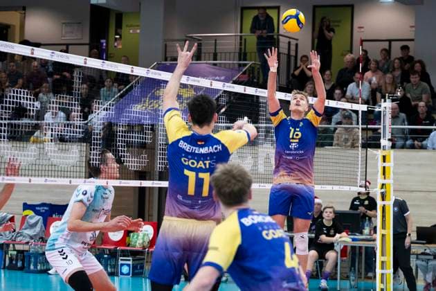 1.Volleyball Bundesliga -Saison 2025 2026 Cerebricks Volley Goats Mitteldeutschland vs.SWD Powervolleys Düren Halle, Deutschland 20. Dezember 2025: Im Bild:v.li.Nick Breitenbach (Bitterfeld), Petteri Samuli Tyynismaa (Dueren) und Dax Tompkins (Bitterfeld) Halle Saale swh.Arena Sachsen-Anhalt Deutschland