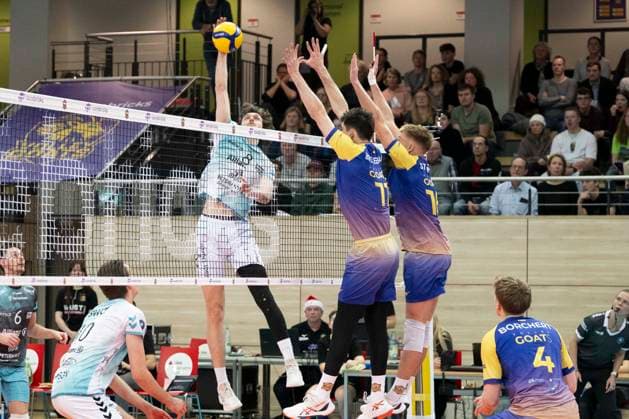 1.Volleyball Bundesliga -Saison 2025 2026 Cerebricks Volley Goats Mitteldeutschland vs.SWD Powervolleys Düren Halle, Deutschland 20. Dezember 2025: Im Bild:v.li.Robin Baghdady (Dueren), v.li.Nick Breitenbach (Bitterfeld) und Paul Stommel (Bitterfeld) Halle Saale swh.Arena Sachsen-Anhalt Deutschland