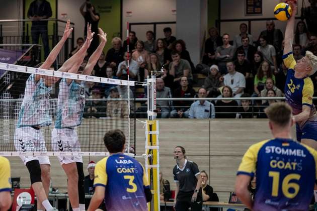 1.Volleyball Bundesliga -Saison 2025 2026 Cerebricks Volley Goats Mitteldeutschland vs.SWD Powervolleys Düren Halle, Deutschland 20. Dezember 2025: Im Bild:v.li.Petteri Samuli Tyynismaa (Dueren), Robin Baghdady (Dueren), Sebastian Lara (Bitterfeld) und Samuel Schellenberg (Bitterfeld) Halle Saale swh.Arena Sachsen-Anhalt Deutschland