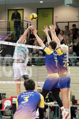 1.Volleyball Bundesliga -Saison 2025 2026 Cerebricks Volley Goats Mitteldeutschland vs.SWD Powervolleys Düren Halle, Deutschland 20. Dezember 2025: Im Bild:v.li.Robin Baghdady (Dueren),Nick Breitenbach (Bitterfeld) und Samuel Schellenberg (Bitterfeld) Halle Saale swh.Arena Sachsen-Anhalt Deutschland