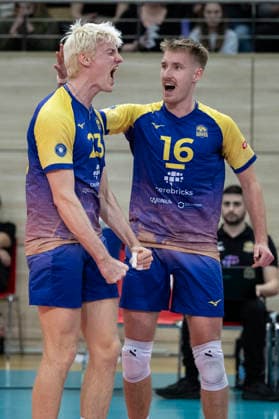 1.Volleyball Bundesliga -Saison 2025 2026 Cerebricks Volley Goats Mitteldeutschland vs.SWD Powervolleys Düren Halle, Deutschland 20. Dezember 2025: Im Bild:v.li.Samuel Schellenberg (Bitterfeld) und Paul Stommel (Bitterfeld) jubeln ueber einen Punktgewinn Halle Saale swh.Arena Sachsen-Anhalt Deutschland