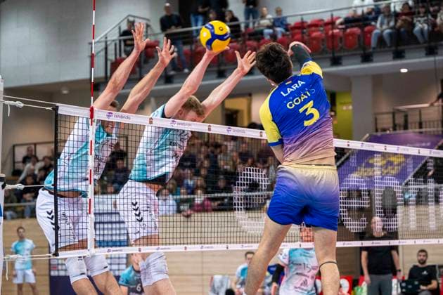 1.Volleyball Bundesliga -Saison 2025 2026 Cerebricks Volley Goats Mitteldeutschland vs.SWD Powervolleys Düren Halle, Deutschland 20. Dezember 2025: Im Bild:v.li.Jordan Alexander Canham (Dueren), Siebe Korenblek (Dueren) und Sebastian Lara (Bitterfeld) Halle Saale swh.Arena Sachsen-Anhalt Deutschland