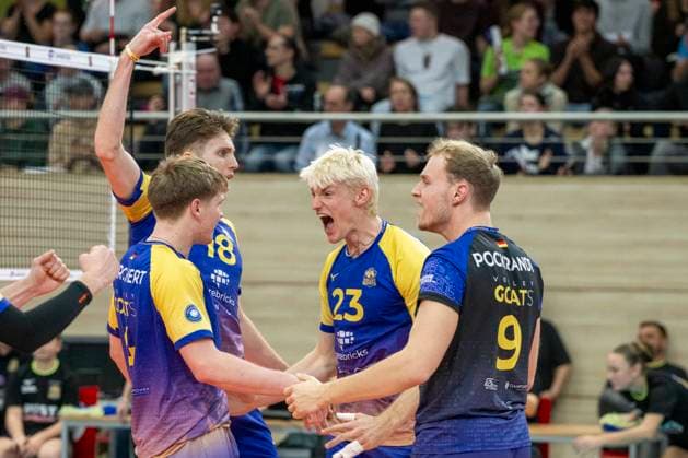 1.Volleyball Bundesliga -Saison 2025 2026 Cerebricks Volley Goats Mitteldeutschland vs.SWD Powervolleys Düren Halle, Deutschland 20. Dezember 2025: Im Bild:v.li.Tom Borchert (Bitterfeld), Dax Tompkins (Bitterfeld), Samuel Schellenberg (Bitterfeld) und Lukas Pockrandt (Bitterfeld) Halle Saale swh.Arena Sachsen-Anhalt Deutschland