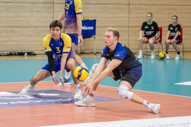 1.Volleyball Bundesliga -Saison 2025 2026 Cerebricks Volley Goats Mitteldeutschland vs.SWD Powervolleys Düren Halle, Deutschland 20. Dezember 2025: Im Bild:v.li.Sebastian Lara (Bitterfeld) und Lukas Pockrandt (Bitterfeld) Halle Saale swh.Arena Sachsen-Anhalt Deutschland