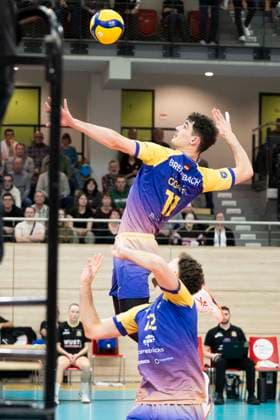 1.Volleyball Bundesliga -Saison 2025 2026 Cerebricks Volley Goats Mitteldeutschland vs.SWD Powervolleys Düren Halle, Deutschland 20. Dezember 2025: Im Bild:v.li.Nick Breitenbach (Bitterfeld) und Paul Klimm (Bitterfeld) Halle Saale swh.Arena Sachsen-Anhalt Deutschland