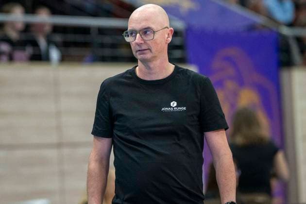 1.Volleyball Bundesliga -Saison 2025 2026 Cerebricks Volley Goats Mitteldeutschland vs.SWD Powervolleys Düren Halle, Deutschland 20. Dezember 2025: Im Bild:Trainer Christophe Achten (Dueren) Halle Saale swh.Arena Sachsen-Anhalt Deutschland