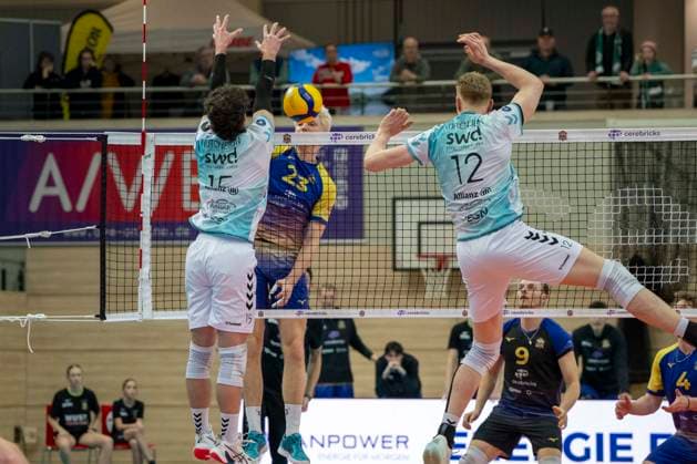 1.Volleyball Bundesliga -Saison 2025 2026 Cerebricks Volley Goats Mitteldeutschland vs.SWD Powervolleys Düren Halle, Deutschland 20. Dezember 2025: Im Bild:v.li.Zachary Peter Hutcheson (Dueren), Samuel Schellenberg (Bitterfeld) und Siebe Korenblek (Dueren) Halle Saale swh.Arena Sachsen-Anhalt Deutschland