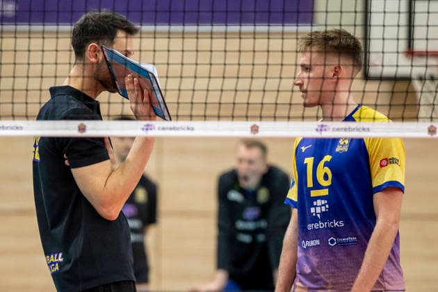 1.Volleyball Bundesliga -Saison 2025 2026 Cerebricks Volley Goats Mitteldeutschland vs.SWD Powervolleys Düren Halle, Deutschland 20. Dezember 2025: Im Bild:v.li.Trainer Christian Imhoff (Bitterfeld) und Paul Stommel (Bitterfeld) Halle Saale swh.Arena Sachsen-Anhalt Deutschland