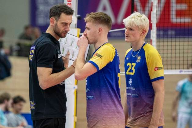 1.Volleyball Bundesliga -Saison 2025 2026 Cerebricks Volley Goats Mitteldeutschland vs.SWD Powervolleys Düren Halle, Deutschland 20. Dezember 2025: Im Bild:v.li.Trainer Christian Imhoff (Bitterfeld), Paul Stommel (Bitterfeld) und Samuel Schellenberg (Bitterfeld) Halle Saale swh.Arena Sachsen-Anhalt Deutschland