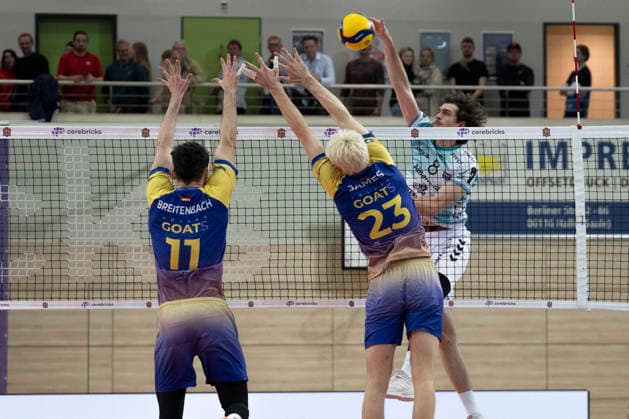 1.Volleyball Bundesliga -Saison 2025 2026 Cerebricks Volley Goats Mitteldeutschland vs.SWD Powervolleys Düren Halle, Deutschland 20. Dezember 2025: Im Bild:v.li.Nick Breitenbach (Bitterfeld), Samuel Schellenberg (Bitterfeld) und Robin Baghdady (Dueren) Halle Saale swh.Arena Sachsen-Anhalt Deutschland