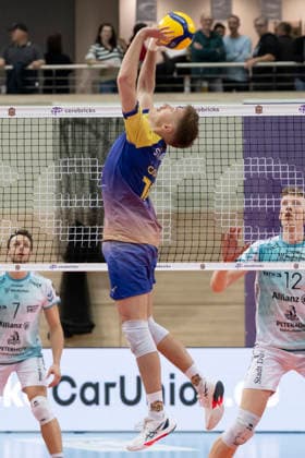1.Volleyball Bundesliga -Saison 2025 2026 Cerebricks Volley Goats Mitteldeutschland vs.SWD Powervolleys Düren Halle, Deutschland 20. Dezember 2025: Im Bild:Paul Stommel (Bitterfeld) Halle Saale swh.Arena Sachsen-Anhalt Deutschland
