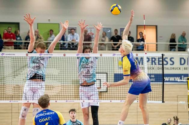 1.Volleyball Bundesliga -Saison 2025 2026 Cerebricks Volley Goats Mitteldeutschland vs.SWD Powervolleys Düren Halle, Deutschland 20. Dezember 2025: Im Bild:v.li.Siebe Korenblek (Dueren), Robin Baghdady (Dueren) und Samuel Schellenberg (Bitterfeld) Halle Saale swh.Arena Sachsen-Anhalt Deutschland
