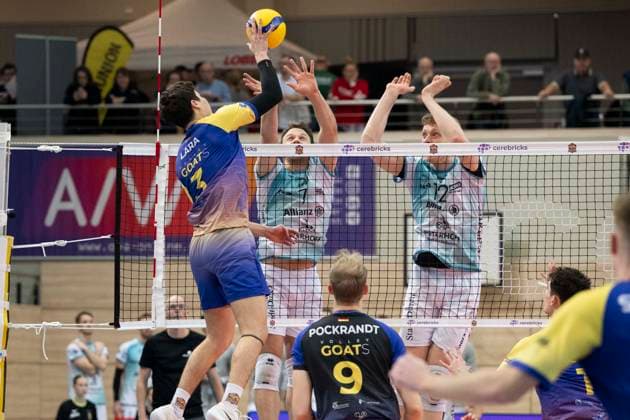 1.Volleyball Bundesliga -Saison 2025 2026 Cerebricks Volley Goats Mitteldeutschland vs.SWD Powervolleys Düren Halle, Deutschland 20. Dezember 2025: Im Bild:v.li.Sebastian Lara (Bitterfeld), Jordan Alexander Canham (Dueren),Lukas Pockrandt (Bitterfeld) und Siebe Korenblek (Dueren) Halle Saale swh.Arena Sachsen-Anhalt Deutschland
