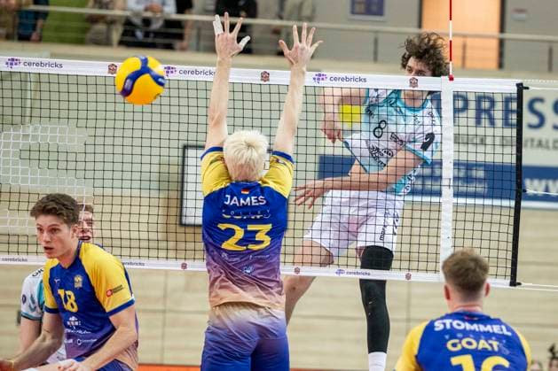 1.Volleyball Bundesliga -Saison 2025 2026 Cerebricks Volley Goats Mitteldeutschland vs.SWD Powervolleys Düren Halle, Deutschland 20. Dezember 2025: Im Bild:v.li.Samuel Schellenberg (Bitterfeld) und Robin Baghdady (Dueren) Halle Saale swh.Arena Sachsen-Anhalt Deutschland