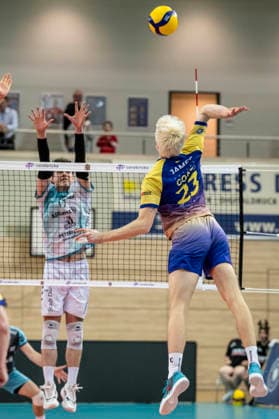 1.Volleyball Bundesliga -Saison 2025 2026 Cerebricks Volley Goats Mitteldeutschland vs.SWD Powervolleys Düren Halle, Deutschland 20. Dezember 2025: Im Bild:v.li.Zachary Peter Hutcheson (Dueren) und Samuel Schellenberg (Bitterfeld) Halle Saale swh.Arena Sachsen-Anhalt Deutschland