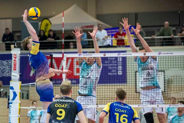 1.Volleyball Bundesliga -Saison 2025 2026 Cerebricks Volley Goats Mitteldeutschland vs.SWD Powervolleys Düren Halle, Deutschland 20. Dezember 2025: Im Bild:v.li.Tom Borchert (Bitterfeld), Joris Benjamin Berkhout (Dueren) und Petteri Samuli Tyynismaa (Dueren) Halle Saale swh.Arena Sachsen-Anhalt Deutschland