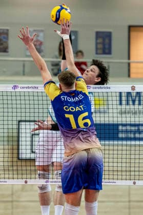 1.Volleyball Bundesliga -Saison 2025 2026 Cerebricks Volley Goats Mitteldeutschland vs.SWD Powervolleys Düren Halle, Deutschland 20. Dezember 2025: Im Bild:v.li.Paul Stommel (Bitterfeld) und Zachary Peter Hutcheson (Dueren) Halle Saale swh.Arena Sachsen-Anhalt Deutschland