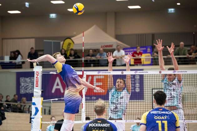 1.Volleyball Bundesliga -Saison 2025 2026 Cerebricks Volley Goats Mitteldeutschland vs.SWD Powervolleys Düren Halle, Deutschland 20. Dezember 2025: Im Bild:v.li.Tom Borchert (Bitterfeld), Joris Benjamin Berkhout (Dueren) und Petteri Samuli Tyynismaa (Dueren) Halle Saale swh.Arena Sachsen-Anhalt Deutschland