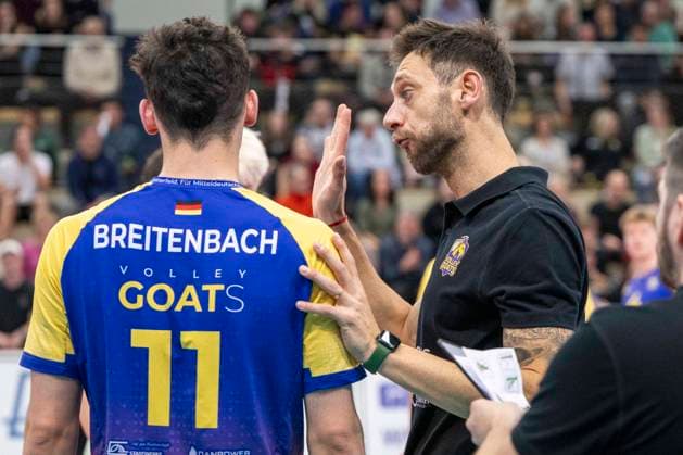 1.Volleyball Bundesliga -Saison 2025 2026 Cerebricks Volley Goats Mitteldeutschland vs.SWD Powervolleys Düren Halle, Deutschland 20. Dezember 2025: Im Bild:v.li.Nick Breitenbach (Bitterfeld) und Trainer Christian Imhoff (Bitterfeld) Gestik, Geste, gestikuliert, Halle Saale swh.Arena Sachsen-Anhalt Deutschland