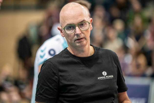1.Volleyball Bundesliga -Saison 2025 2026 Cerebricks Volley Goats Mitteldeutschland vs.SWD Powervolleys Düren Halle, Deutschland 20. Dezember 2025: Im Bild:Trainer Christophe Achten (Dueren) Halle Saale swh.Arena Sachsen-Anhalt Deutschland