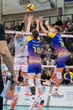 1.Volleyball Bundesliga -Saison 2025 2026 Cerebricks Volley Goats Mitteldeutschland vs.SWD Powervolleys Düren Halle, Deutschland 20. Dezember 2025: Im Bild:v.li.Siebe Korenblek (Dueren), Dax Tompkins (Bitterfeld) und Paul Stommel (Bitterfeld) Halle Saale swh.Arena Sachsen-Anhalt Deutschland