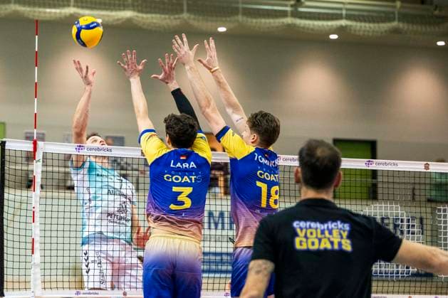 1.Volleyball Bundesliga -Saison 2025 2026 Cerebricks Volley Goats Mitteldeutschland vs.SWD Powervolleys Düren Halle, Deutschland 20. Dezember 2025: Im Bild:v.li.Jordan Alexander Canham (Dueren), Sebastian Lara (Bitterfeld) und Dax Tompkins (Bitterfeld) Halle Saale swh.Arena Sachsen-Anhalt Deutschland