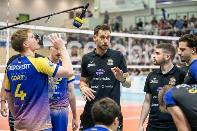 1.Volleyball Bundesliga -Saison 2025 2026 Cerebricks Volley Goats Mitteldeutschland vs.SWD Powervolleys Düren Halle, Deutschland 20. Dezember 2025: Im Bild:Mitte Trainer Christian Imhoff (Bitterfeld) Gestik, Geste, gestikuliert, Halle Saale swh.Arena Sachsen-Anhalt Deutschland