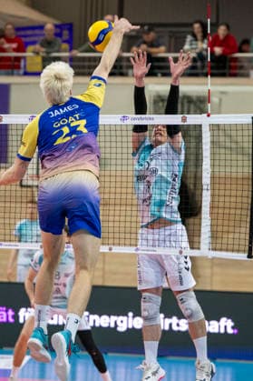 1.Volleyball Bundesliga -Saison 2025 2026 Cerebricks Volley Goats Mitteldeutschland vs.SWD Powervolleys Düren Halle, Deutschland 20. Dezember 2025: Im Bild:v.li.Samuel Schellenberg (Bitterfeld) und Zachary Peter Hutcheson (Dueren) Halle Saale swh.Arena Sachsen-Anhalt Deutschland