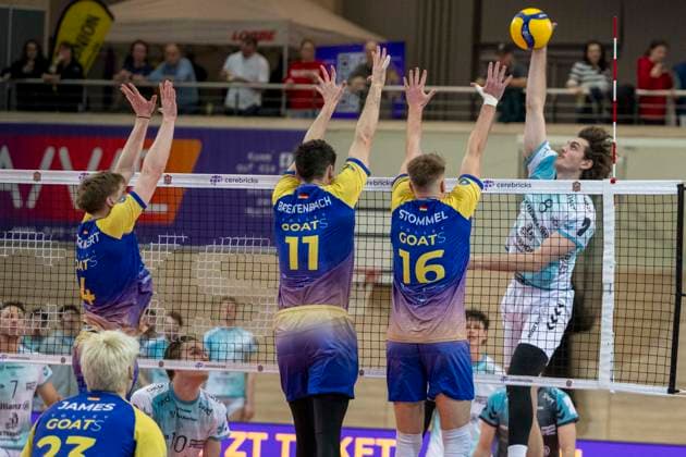 1.Volleyball Bundesliga -Saison 2025 2026 Cerebricks Volley Goats Mitteldeutschland vs.SWD Powervolleys Düren Halle, Deutschland 20. Dezember 2025: Im Bild:v.li.Tom Borchert (Bitterfeld), Nick Breitenbach (Bitterfeld) , Paul Stommel (Bitterfeld) und Robin Baghdady (Dueren) Halle Saale swh.Arena Sachsen-Anhalt Deutschland