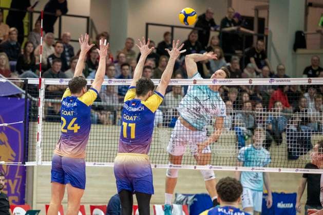 1.Volleyball Bundesliga -Saison 2025 2026 Cerebricks Volley Goats Mitteldeutschland vs.SWD Powervolleys Düren Halle, Deutschland 20. Dezember 2025: Im Bild:v.li.Clay Wieter (Bitterfeld), Nick Breitenbach (Bitterfeld) und Jordan Alexander Canham (Dueren) Halle Saale swh.Arena Sachsen-Anhalt Deutschland